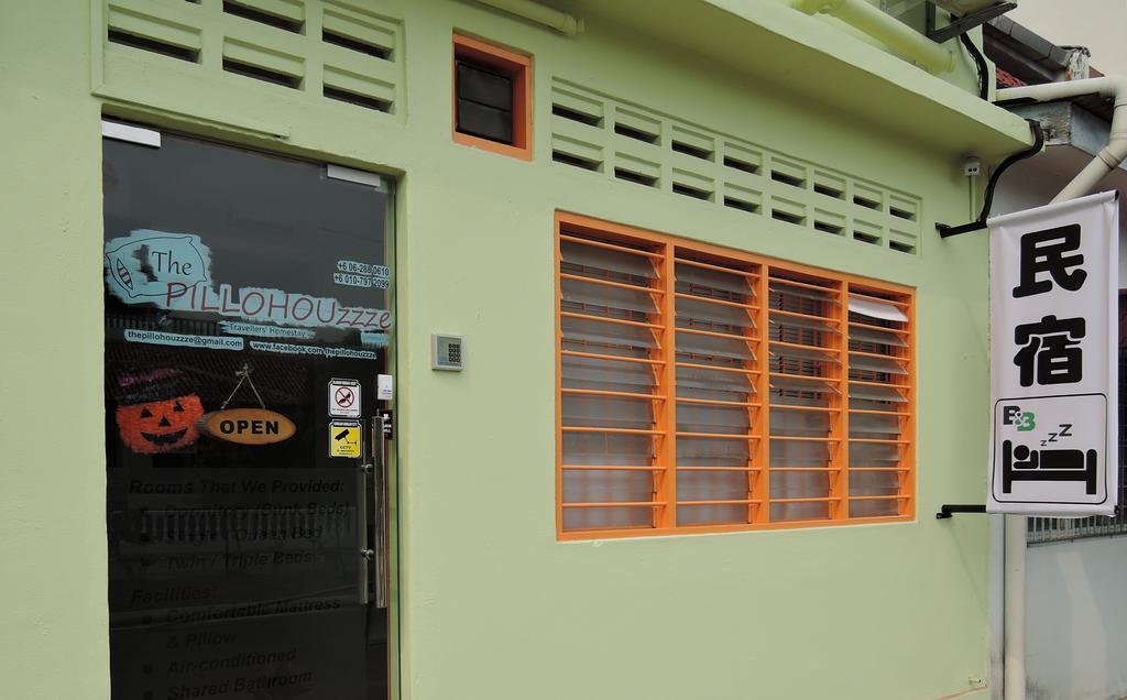 The Pillohouzzze Hotell Malacca Exteriör bild